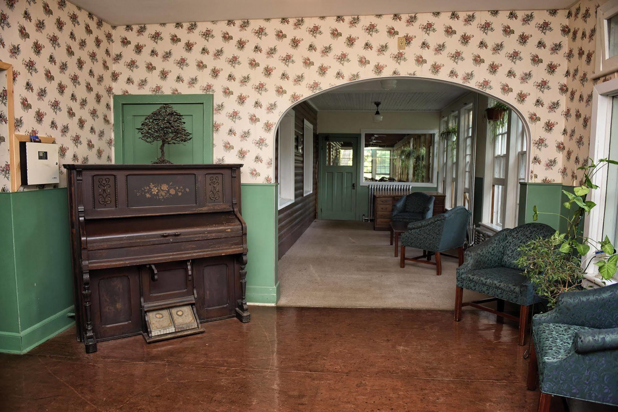 Pine Lodge Бристол Экстерьер фото